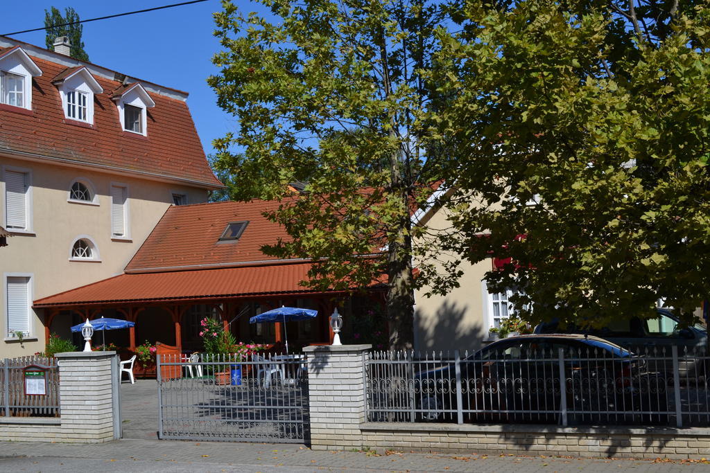 Nosztalgia Hotel Balatonszarszo Exterior foto